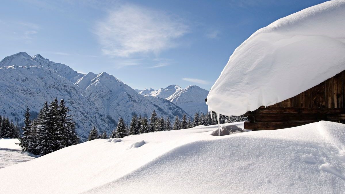 Verschneite Hütten im Winter