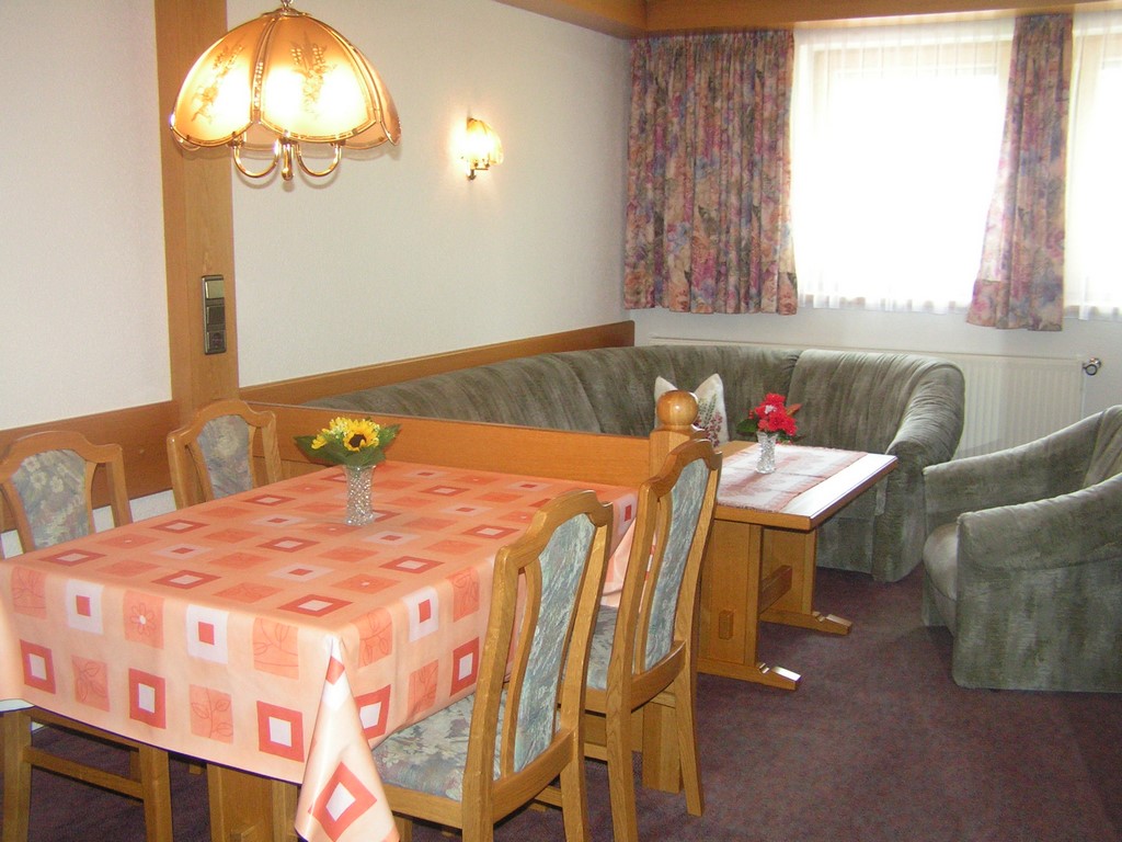 Wohnbereich in unserem Appartement für 2 - 4 Personen im Gästehaus Alpenruh
